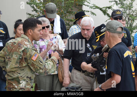 Vietnam Veteranen der Firma Echo, 2nd Battalion, 5th Cavalry, 1st Cavalry Division (Aufklärung) Tour moderne Waffensysteme und Besuch mit Special Forces Soldaten während eines Willkommen der Tierärzte und ihre Familien bis 7 Special Forces Group (Airborne) Compound, Sept. 26, 2017. (U.S. Armee Foto: Staff Sgt. Brian Ragin) Stockfoto