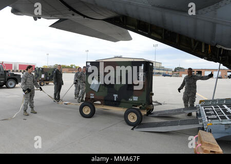 Mitglieder der 119 Logistik Bereitschaft Squadron einen Generator auf einem Arkansas Air National Guard drücken, als Sie es Laden für die Luftbrücke in den U.S. Virgin Islands von der North Dakota Air National Guard Base, Fargo, N.D., Sept. 30, 2017. Der Generator ein Gerät gesendet wird als Teil einer Katastrophenhilfe Beddown (Drbs) an die Sturmkatastrophe in die Karibik geflogen, in die Folgen des Hurrikans Irma und Hurrikan Maria. Die drbs ist ein tragbares "Zeltstadt" für 150 Personen Haus, dazu gehört, Duschen, Wäscherei, Latrinen, Wasserreinigung, Generatoren Stockfoto