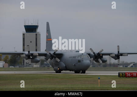 Ein 182 Airlift Wing, Peoria, Illinois, C-130 Flugzeug landet auf Hector International Airport, Fargo, N.D., Sept. 30, 2017, als er ankommt, Katastrophenhilfe Beddown (Drbs) Ausrüstung von der North Dakota Air National Guard Base auf den US Virgin Islands per Luftbrücke in die Folgen des Hurrikans Irma und Hurrikan Maria abholen. Die drbs ist ein tragbares "Zeltstadt" für 150 Personen Haus, dazu gehört, Duschen, Wäscherei, Latrinen, Wasserreinigung, Generatoren und Energieverteilung. (U.S. Air National Guard Foto von Senior Master Sgt. David H. Lipp/Freigegeben) Stockfoto