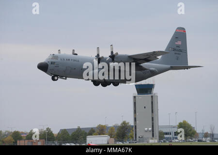 Ein 189Th Airlift Wing, Arkansas Air National Guard, C-130 Flugzeugen zieht aus Hector International Airport, Fargo, N.D., Sept. 30, 2017, Durchführung der Katastrophenhilfe Beddown (Drbs) Ausrüstung von der North Dakota Air National Guard Base auf den US Virgin Islands per Luftbrücke in die Folgen des Hurrikans Irma und Hurrikan Maria. Die drbs ist ein tragbares "Zeltstadt" für 150 Personen Haus, dazu gehört, Duschen, Wäscherei, Latrinen, Wasserreinigung, Generatoren und Energieverteilung. (U.S. Air National Guard Foto von Senior Master Sgt. David H. Lipp/Freigegeben) Stockfoto