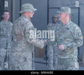 Spc. Jonathan Morris, Tactical Unmanned Aerial Systems instructor Operator aus einer Truppe, 2.Staffel, 17 U.S. Cavalry Regiment, erhält die Medaille des Kommandanten von Generalleutnant Paul E. Funk II, der kommandierende General für kombinierte Joint Force-Betrieb inhärenten Lösen während der Website des Funk Besuch Al Taqaddum Air Base, Irak, 13. September 2017. Die TUAS Platoon eine Rotte, 2-17 th Cav. bietet Aufklärung und Überwachung Fähigkeit, Combined Joint Task Force - inhärenten Lösen. CJTF-OIR ist die globale Koalition zu besiegen ISIS im Irak und in Syrien. (U.S. Armee Foto von C Stockfoto