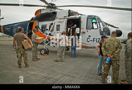 San Juan, PR, 30. September 2017 - die Mitglieder der Puerto Rico National Guard Hilfe laden Mahlzeiten die FEMA in Hubschrauber zur Verfügung gestellt, die Lebensmittel an den Gemeinden des Comerío und Eldorado zu liefern. Yuisa Rios/FEMA Stockfoto