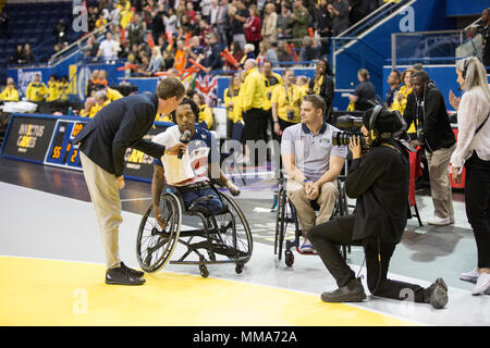 Invictus Games ist ein internationales, anpassungsfähiges Multisport-Event, das 2014 von Prinz Harry von Wales für verwundete, verletzte und kranke Mitglieder und Veteranen gegründet wurde. Am 30. September 2017 besuchte ein Veteran des United States Marine Corps das Rollstuhl-Basketball-Event im Mattamy Athletic Centre in Toronto, Kanada. Das Archivbild dokumentiert die Teilnahme an den Spielen 2017. Stockfoto