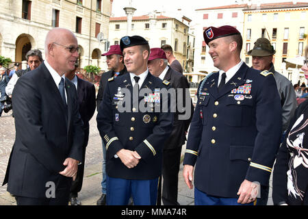 Von links: Dr. Giuseppe Petronzi, Vicenza Polizeichef, erfüllt die U.S. Army Oberst Erik M. Berdy, U.S. Army Garrison Italien Commander und Oberstleutnant Edward Twaddel, Stellvertretender Kommandeur 173rd Airborne Brigade, während des Festes des Hl. Michael an der Kirche Santa Maria dei Servi, Vicenza, Italien, Sept. 29, 2017. St. Michael ist der Patron für beide Fallschirmjäger und italienischen Ordnungskräfte. (U.S. Armee Foto von visuellen Informationen Spezialist Paolo Bovo) Stockfoto