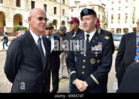 Von links: Dr. Giuseppe Petronzi, Vicenza Polizeichef, erfüllt die U.S. Army Oberst Erik M. Berdy, U.S. Army Garrison Italien Commander, während des Festes des Hl. Michael an der Kirche Santa Maria dei Servi, Vicenza, Italien, Sept. 29, 2017. St. Michael ist der Patron für beide Fallschirmjäger und italienischen Ordnungskräfte. (U.S. Armee Foto von visuellen Informationen Spezialist Paolo Bovo) Stockfoto