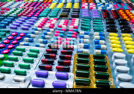 Bunte Tabletten und Kapseln Pille in Blisterverpackung mit schönen Muster angeordnet. Pharmazeutische Industrie Konzept. Apotheke Apotheke. Defec Stockfoto