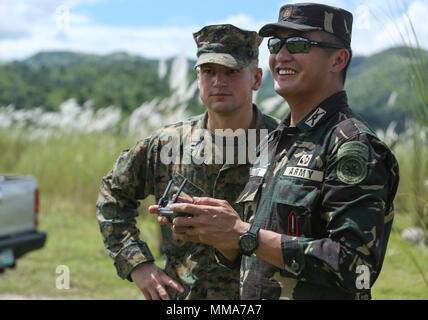 Us Marine Corps Kapitän David Murray, der Boden Liaison Officer mit der Gemeinsamen US Military Assistance Group, und der philippinischen Armee Maj. John Aling, mit der Gemeinsamen Befehl Training Center, betreibt eine unbemannte Überwachung am Oberst Ernesto S. Ravina Air Base, Philippinen am Okt. 2, 2017. Bilaterale Übungen wie KAMANDAG erhöhen die Fähigkeit der Vereinigten Staaten und den Philippinen zu schnell reagieren und gemeinsam während der realen Welt terroristische oder humanitären Krisen, um die Mission zu erfüllen, die Unterstützung der lokalen Bevölkerung und menschliches Leid zu mindern. (U.S. Mar Stockfoto