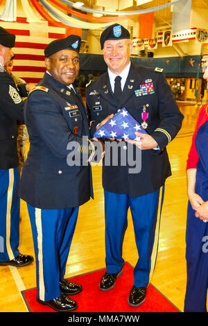 Oberst Frank Davis II, Kommandeur der 71st Ordnance Gruppe (Explosive Ordnance Disposal), posiert für ein Foto mit Oberst Johannes Irgens, stellvertretender Direktor für das Büro der Angestellten Judge Advocate mit North American Aerospace Defense Command und US Northern Command, während einer Zeremonie nach der Pensionierung Sept. 27, 2017, in der William "Bill" Reed special Events Center in Fort Carson, Colo Irgens eine von acht Rentner an der Zeremonie geehrt wurde. Die Zeremonie wird jeden Monat statt Anerkennung für Soldaten verlassen des Militärs zu zeigen und mit Freunden, Familienangehörigen und Kollegen Gelegenheit zu Celeb Stockfoto