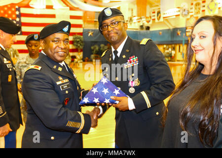 Oberst Frank Davis II, Kommandeur der 71st Ordnance Gruppe (Explosive Ordnance Disposal), posiert für ein Foto mit Maj. Elfonzo Reed, ein Bataillon Operations Officer mit dem Krieger Übergang auf Post, während einer Zeremonie nach der Pensionierung Sept. 27, 2017, in der William "Bill" Reed besondere Veranstaltungen in Fort Carson, Colo Reed Zentrum einer von acht Rentner an der Zeremonie geehrt wurde. Die Zeremonie wird jeden Monat statt Anerkennung für Soldaten verlassen des Militärs zu zeigen und mit Freunden, Familienangehörigen und Kollegen die Möglichkeit, in Jahrzehnten der Soldaten zu feiern - lange Leistungen. (U.S. Armee Stockfoto