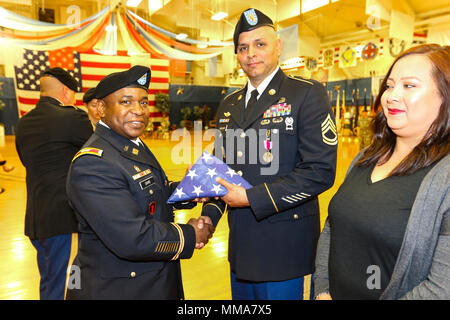 Oberst Frank Davis II, Kommandeur der 71st Ordnance Gruppe (Explosive Ordnance Disposal), posiert für ein Foto mit Sgt. 1. Klasse Edward Hinojosa, an 2nd Battalion, 77th Field Artillery Regiment, während einer Zeremonie nach der Pensionierung Sept. 27, 2017, in der William "Bill" Reed special Events Center in Fort Carson, Colo Hinojosa war einer von acht Rentner an der Zeremonie geehrt. Die Zeremonie wird jeden Monat statt Anerkennung für Soldaten verlassen des Militärs zu zeigen und mit Freunden, Familienangehörigen und Kollegen die Möglichkeit, in Jahrzehnten der Soldaten zu feiern - lange Leistungen. (U.S. Arm Stockfoto