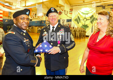 Oberst Frank Davis II, Kommandeur der 71st Ordnance Gruppe (Explosive Ordnance Disposal), posiert für ein Foto mit Command Sgt. Maj. John Johnson, Senior Chef der 52. Brigade Ingenieur Bataillon Soldaten, während einer Zeremonie nach der Pensionierung Sept. 27, 2017, in der William "Bill" Reed special Events Center in Fort Carson, Colo Johnson war einer von acht Rentner an der Zeremonie geehrt. Die Zeremonie wird jeden Monat statt Anerkennung für Soldaten verlassen des Militärs zu zeigen und mit Freunden, Familienangehörigen und Kollegen die Möglichkeit, in Jahrzehnten der Soldaten zu feiern - lange Leistungen. (U.S. Stockfoto