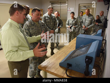 Tomme Lassabe, 81st Training Support Squadron Training Technology Flug Chief, zeigt Generalmajor Timothy Leahy, 2 Air Force Commander, Trainingsgeräte am Trainer Entwicklung während des 2. AF Immersion tour Sept. 25, 2017, auf Keesler Air Force Base, Texas. Die zweitägige Tour integrierte Leahy mit der Sendung der Basis, Betrieb und Personal. (U.S. Air Force Foto von Kemberly Groue) Stockfoto