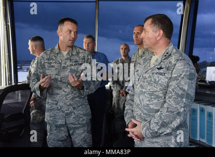 Tech. Sgt. Blaine Caudill, 81th Operations Support Flug Air traffic control tower chief Controller, stellt Generalmajor Timothy Leahy, 2 Air Force Commander, mit einem Rundgang durch die Flugverkehrskontrolle im 2. AF Immersion tour Sept. 25, 2017, auf Keesler Air Force Base, Texas. Die zweitägige Tour integrierte Leahy mit der Sendung der Basis, Betrieb und Personal. (U.S. Air Force Foto von Kemberly Groue) Stockfoto