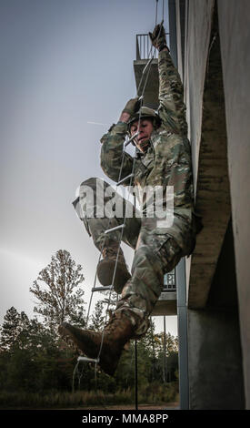 US Army Staff Sgt. Ryan McCarthy, US Army Training & Lehre Befehl zugewiesen, führt eine körperliche Fitness Bewertung während der Armee am besten Krieger Wettbewerb auf Fort A.P. Hill, Va am Okt. 2, 2017. Das BWC ist eine jährliche einwöchige Veranstaltung, die 22 Soldaten aus 11 großen Befehle auf ihre körperlichen und geistigen Fähigkeiten testen. Stockfoto