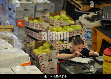 170930-N-AC 254-473 5. US-Flotte BEREICH VON OPERATIONEN (Sept. 30, 2017) Kulinarische Specialist 2. Klasse Rose Fennell, ein Eingeborener von Grants, New Mexico, zu der Abteilung zugewiesen an Bord der Amphibisches Schiff USS America (LHA 6), Vorräte Vorräte im Hangar Bucht während einer Auffüllung-auf-See (RAS) mit der Henry J. Kaiser-Klasse unterwegs Auffüllung öler USNS Patuxent (T-AO 201). Amerika ist das Flaggschiff der Amerika amphibische Gruppe und bereit, mit der begonnen 15 Marine Expeditionary Unit, ist zur Unterstützung der Maritime Security Operations und Theater Sicherheit Kooperationen bereitgestellt Stockfoto