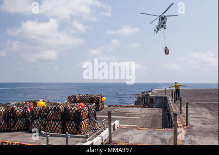 170930-N-AC 254-450 5. US-Flotte BEREICH VON OPERATIONEN (Sept. 30, 2017) Segler in die Luft Abteilung zugewiesen an Bord der Amphibisches Schiff USS America (LHA 6) Nutzung der Steuerbord Aufzug zu niedrigeren Fracht aus dem Flight Deck in den Hangar Bucht während einer Auffüllung-auf-See (RAS) mit der Henry J. Kaiser-Klasse unterwegs Auffüllung öler USNS Patuxent (T-AO 201). Amerika ist das Flaggschiff der Amerika amphibische Gruppe und bereit, mit der begonnen 15 Marine Expeditionary Unit, ist in die USA 5 Flotte Bereich für Maßnahmen zur Erhöhung der Sicherheit im Seeverkehr im Einsatz sind, Verbündete zu beruhigen Stockfoto