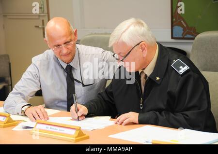 Vertragsunterzeichnung zwischen Brig. Gen. Massimo Lanza (rechts) und Uwe Müller, DMC HNS, fand an der HQ-Miesau Army Depot, Sept. 27 Der acsa Vereinbarung abzuschließen. Stockfoto