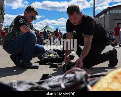 Us-Armee Sgt. 1. Klasse Steve Greene, ein Mitglied der US-Armee goldene Ritter Fallschirm Team, läßt Lukas Adams unterstützen in seinem Fallschirm umpacken Sept. 30, 2017 während der 70. Jahrestag Air Show in McLaughlin Air National Guard Base, Charleston, W. Virginia. 2017 markiert den 70. Jahrestag der Gründung von McLaughlin Air National Guard Base und Yeager Flughafen, der zu Ehren von Brig genannt wurden. Gen. James McLaughlin und Brig. Gen. Chuck Yeager, respektvoll. (U.S. Air National Guard Foto von Airman Kaleb Vance) Stockfoto