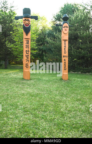 Koreanische Totem Pole in der Koreanischen Friedensglocke Garten in Meadowlark Gärten, Vienna, Virginia. Ein Geschenk von Südkorea, die Freundschaft und der Freundschaft. Stockfoto