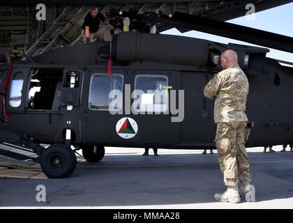 Us Air Force Colonel Armando Fiterre, die 738Th Air Expeditionary Advisory Group Commander, Trainieren, beraten, unterstützen, Command-Air, Uhren wie die ersten Afghanischen Luftwaffe UH-60 Hubschrauber aus entladen ist ein US Air Force C-17 Globemaster, Sept. 18, 2017, in Kandahar Air Field, Afghanistan. Die UH-60 Ankunft ist Teil der Rekapitalisierung Bemühungen der AAF. Der Plan umfasst sieben verschiedene Waffensysteme, 14 Programm Büros und mehr als 20 wichtige Verträge. TAAC - Luft wird die Ausbildung von AAF-Piloten und Betreuer. (U.S. Air Force Foto von Tech. Sgt. Veronica Pierce) Stockfoto