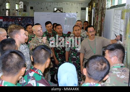 CIBENDA, Indonesien - Soldaten mit der Tentara Nasional Indonesia Armee (TNI-AD) und Oklahoma Army National Guard in einem Kommandostellenübung (CPX) Schulungsveranstaltung während Garuda Schild, 22. September 2017 teilnehmen. (U.S. Army National Guard Foto von SPC. Matthias A. Foster) Stockfoto