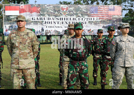 CIBENDA, Indonesien - Soldaten mit der Tentara Nasional Indonesia Armee (TNI-AD) und die US-amerikanische Armee standen nebeneinander auf einer Parade Feld während der Abschlussfeier, die offiziell das Ende des Garuda Shield 2017 Übung markiert, 29. September 2017 (U.S. Army National Guard Foto von SPC. Matthias A. Foster) Stockfoto