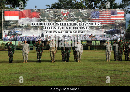 CIBENDA, Indonesien - Soldaten mit der Tentara Nasional Indonesia Armee (TNI-AD) und die US-amerikanische Armee standen nebeneinander auf einer Parade Feld während der Abschlussfeier, die offiziell das Ende des Garuda Shield 2017 Übung markiert, 29. September 2017 (U.S. Army National Guard Foto von SPC. Matthias A. Foster) Stockfoto