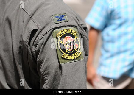 Donald J. Trumpf, Präsident der Vereinigten Staaten von Amerika, besuchte Puerto Rico nach dem Pfad der Hurrikan Maria auf der Insel, Okt. 3, Carolina, Puerto Rico. Der Adjutant General von P.R., Brig. Gen. Isabelo Rivera, zusammen mit Generalleutnant Jeffrey Buchanan, US Army North Kommandierender General, und der Gouverneur von P.R., Ricardo Rosselló, begrüßte den Präsidenten bei seiner Ankunft auf der Insel. (Foto von Sgt. José Ahiram Díaz/PRNG-PAO/Freigegeben) Stockfoto