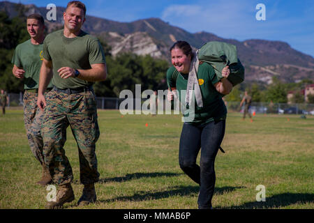 Der Jane Wayne Day ist eine Veranstaltung der United States Marine Corps, bei der es darum geht, Ehepartner mit der Ausbildung der Marine vertraut zu machen. Am 29. September 2017 absolvierten die Teilnehmer im Marine Corps Base Camp Pendleton, Kalifornien, physische Aufgaben, die vom 1. Bataillon, 1. Marine Regiment, 1. Marine Division organisiert wurden. Das Archivbild dokumentiert einen Seesack, der während der Installationsaktivität ausgeführt wurde. Stockfoto