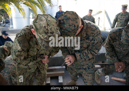 Engineman 3. Klasse Timothy Wold und Lance Cpl. Tyler Hinton arbeiten zusammen, um Rückstände bei der städtischen Suche und Rettung Ausbildung, Okt. 3, 2017 während des San Francisco Fleet Week. San Francisco Fleet Week ist eine Möglichkeit für die amerikanische Öffentlichkeit ihre Marine Corps, Navy und der Coast Guard Teams zu treffen und America's Meer Dienstleistungen Erfahrung. Flotte Woche wird Marineangehörigen, Ausstattung, Technik und Funktionen markieren, mit einem Schwerpunkt auf humanitäre Hilfe und Katastrophenhilfe. (U.S. Marine Corps Foto von Lance Cpl. Samantha Bray) Stockfoto