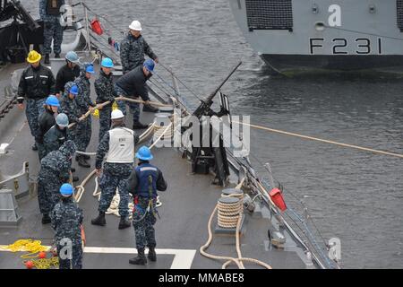 171001-N-RP 878-007 Faslane, Schottland (Okt. 2010) 1, 2017) Matrosen an Bord der Arleigh-Burke-Klasse geführte Anti-raketen-Zerstörer USS Donald Cook (DDG75) Hebe in Festmacher, wie das Schiff fährt Faslane, Schottland, auf die in Übung gewaltige Schild 2017, Okt. 1 teilnehmen. Dieses Schild ist in den USA eine 6. Flotte-led, Naval auffällig und Unterstützung der Kräfte der NATO-Übung durchgeführt, die Verbesserung der Interoperabilität der Alliierten in einem live-fire integrierte Luft- und Raketenabwehr Umwelt, den Einsatz der NATO Command und Control reporting Strukturen. (U.S. Marine Foto von Mass Communication Specialist 1. Klasse Theron J. Godbold Stockfoto