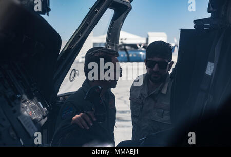 Afghanische Mi-17 Piloten Werfen Sie einen ersten Blick auf das Cockpit eines afghanischen Luftwaffe UH-60 Black Hawk Hubschrauber Okt. 2, 2017, in Kandahar Airfield, Afghanistan. Die UH-60 ist Teil der AAF-Programm zur Modernisierung und die neueste Ergänzung zu einem icnreasing für die wachsende Flotte der Air Service. Mi-17 Piloten sind die ersten auf dem neuen Waffen System zu trainieren und es wird erwartet, dass sie zum Springen - Die neue Plattform in den Kampf für Afghanistan beginnen. (U.S. Air Force Foto: Staff Sgt. Alexander W. Riedel) Stockfoto