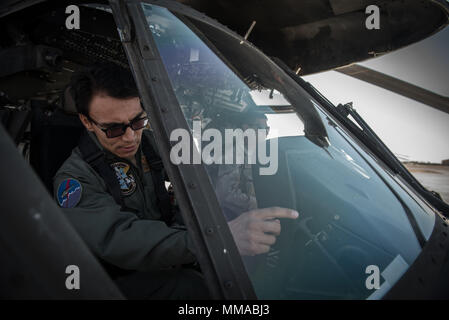 Ein afghanischer Mi-17 Pilot einen ersten Blick auf das Cockpit eines afghanischen Luftwaffe UH-60 Black Hawk Hubschrauber Okt. 2, 2017, am Flugplatz Kandahar, Afghanistan. Mi-17 Piloten sind die Ersten, die auf die neuen Waffen und Trainieren, beraten, unterstützen Command-Air Berater gehen davon aus, dass die erfahrenen Piloten in der Lage sein wird zu springen - Die neue Plattform in den Kampf für Afghanistan beginnen. Die UH-60 ist Teil der AAF-Programm zur Modernisierung und die neueste Ergänzung zu der wachsenden Air Service. (U.S. Air Force Foto: Staff Sgt. Alexander W. Riedel) Stockfoto