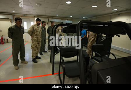 Afghanische Mi-17 Piloten nehmen einen ersten Blick auf einen UH-60 Black Hawk Hubschrauber Simulator Okt. 2, 2017, in Kandahar Airfield, Afghanistan. Die UH-60 Simulator ist ein Teil der neuen Ausbildung für die afghanischen Piloten. Die UH-60 und die neueste Ergänzung zu einer wachsenden Flotte für den wachsenden Air Service. Mi-17 Piloten sind die ersten auf dem neuen Waffen System zu trainieren und es wird erwartet, dass sie zum Springen - Die neue Plattform in den Kampf für Afghanistan beginnen. (U.S. Air Force Foto: Staff Sgt. Alexander W. Riedel) Stockfoto