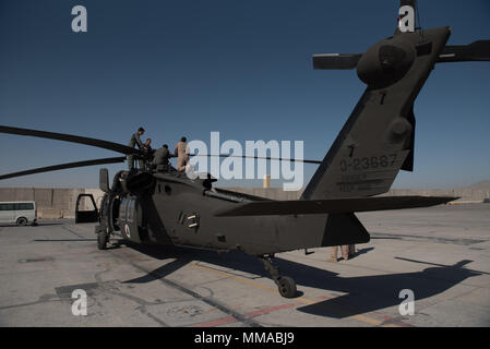 Afghanische Mi-17 Piloten Werfen Sie einen ersten Blick auf den Motor auf einem UH-60 Black Hawk Okt. 2, 2017, Flugplatz in Kandahar, Afghanistan. Die UH-60 und die neueste Ergänzung zu einer wachsenden Flotte für den wachsenden Air Service. Mi-17 Piloten sind die ersten auf dem neuen Waffen System zu trainieren und es wird erwartet, dass sie zum Springen - Die neue Plattform in den Kampf für Afghanistan beginnen. (U.S. Air Force Foto: Staff Sgt. Alexander W. Riedel) Stockfoto