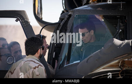 Afghanische Mi-17 Piloten sprechen über das Cockpit eines afghanischen Luftwaffe UH-60 Black Hawk Hubschrauber Okt. 2, 2017, in Kandahar Airfield, Afghanistan. Die UH-60 ist Teil der AAF-Programm zur Modernisierung und die neueste Ergänzung zu einer wachsenden Flotte für den wachsenden Air Service. Mi-17 Piloten begannen, ihre erste Woche der Flight Training und sind die ersten auf dem neuen Waffensystem in der Afghanischen Luftwaffe zu trainieren. (U.S. Air Force Foto: Staff Sgt. Alexander W. Riedel) Stockfoto