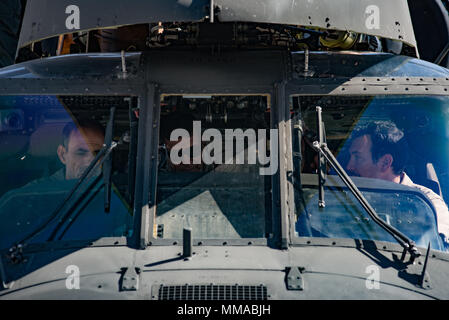 Afghanische Mi-17 Piloten Werfen Sie einen ersten Blick auf das Cockpit eines afghanischen Luftwaffe UH-60 Black Hawk Hubschrauber Okt. 2, 2017, in Kandahar Airfield, Afghanistan. Die UH-60 ist Teil der AAF-Programm zur Modernisierung und die neueste Ergänzung der wachsenden Flotte. Mi-17 Piloten sind die ersten auf dem neuen Waffen System zu trainieren und es wird erwartet, dass sie zum Springen - Die neue Plattform, die schließlich den Mi-17 ersetzen. (U.S. Air Force Foto: Staff Sgt. Alexander W. Riedel) Stockfoto