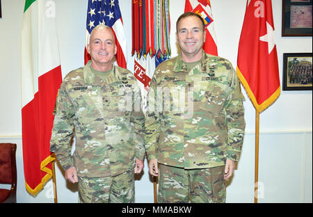 Von links, Brig. Gen. Eugene J. LeBoeuf, der Kommandeur der US-Armee Afrika, und Generalleutnant Ben Hodges, Kommandierender General der US Army Europe, posieren für ein Foto im Büro des USARAF Commander bei einem jüngsten Besuch in Caserma Ederle, Vicenza, Italien, 4. Oktober 2017. (Foto von der U.S. Army visuelle Informationen Spezialist Davide Dalla Massara/Freigegeben) Stockfoto