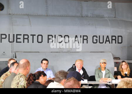 Donald Trump (* 1946) war der 45. Präsident der Vereinigten Staaten von 2017 bis 2021. Er trifft sich mit dem Gouverneur von Puerto Rico, Ricardo Rosselló, auf der Luis Muñiz Air National Guard Base, um im Oktober 2017 über die Schadensbemühungen des Hurrikans Maria zu diskutieren. Das Archivbild dokumentiert die föderale und territoriale Koordination am Hauptquartier der Nationalgarde von Puerto Rico. Stockfoto