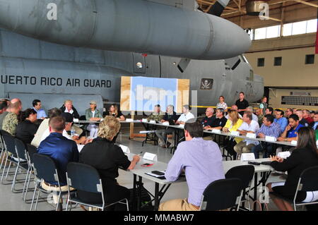 Donald Trump (* 1946) war der 45. Präsident der Vereinigten Staaten von 2017 bis 2021. Er trifft auf Puerto Rico Beamte in der Luis Muñiz Air National Guard Base, um die Wiedereingliederung des Hurrikans Maria im Oktober 2017 zu überprüfen. Das Archivbild dokumentiert das Engagement der föderalen und territorialen Führung bei der Puerto Rico National Guard. Stockfoto