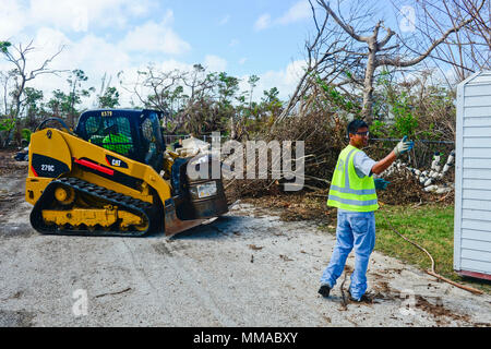 Subash Patel, eine Szene Koordinator mit der Environmental Protection Agency, leitet die Beseitigung von Fässern und Behältern durch den Hurrikan Irma in Big Pine Key, Florida, Okt. 3, 2017 verdrängt. EPA-Teams unter der Leitung von an - Szene Koordinatoren, erleichtern land-based assessments und Maßnahmen in Abstimmung mit dem Unified Command not Support Funktion 10 Florida. U.S. Coast Guard Foto von Petty Officer 2. Klasse David Weydert. Stockfoto