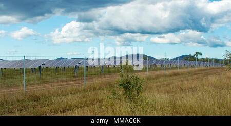 Panoramablick über riesige Palette von Solarzellen auf Bauernhof unter blauem Himmel in Central Queensland Australien Stockfoto