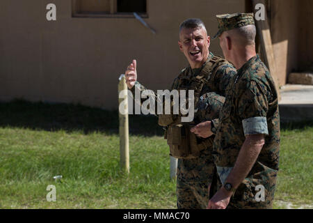 Us Marine Corps Forces Command (MARFORCOM) Kommandierenden General Generalleutnant Mark A. Brilakis, rechts, spricht mit Oberstleutnant Daniel J. Gaskell, Kommandierender Offizier, 2nd Battalion, 8th Marines, II Marine Expeditionary Force (MEF), bei einer Bewegung in urbanem Gelände training Bereich auf Camp Lejeune, N.C., Oktober 3, 2017. Brilakis fand vor Kurzem das Kommando über MARFORCOM und besuchte die Marines von II MEF, sich mit den Gebieten, die Sie nutzen vertraut machen. (U.S. Marine Corps Foto von Cpl. Sean M. Evans) Stockfoto