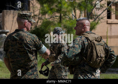 Us Marine Corps Forces Command (MARFORCOM) Kommandierenden General Generalleutnant Mark A. Brilakis, rechts, spricht mit Oberstleutnant Daniel J. Gaskell, Kommandierender Offizier, 2nd Battalion, 8th Marines, II Marine Expeditionary Force (MEF), bei einer Bewegung in urbanem Gelände training Bereich auf Camp Lejeune, N.C., Oktober 3, 2017. Brilakis fand vor Kurzem das Kommando über MARFORCOM und besuchte die Marines von II MEF, sich mit den Gebieten, die Sie nutzen vertraut machen. (U.S. Marine Corps Foto von Cpl. Sean M. Evans) Stockfoto