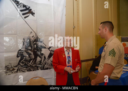 SAN FRANCISCO (Okt. 2010) 3, 2017) Schlacht von Iwo Jima Veteran und ehemalige Marine Cpl. Dale Cook von 4Th Marine Division, 23 Marines, spricht mit Sgt. Alan Lopez von Denver, zur Bekämpfung der Logistik Bataillon 11 befestigt, auf der ein Veteran Ressource Messe statt während der Flotte Woche San Francisco. Flotte Woche stellt eine Gelegenheit für die amerikanische Öffentlichkeit ihre Marine, Marine Corps zu erfüllen, und Küstenwache team und America's Meer Dienstleistungen zu erleben. Flotte Woche San Francisco Marineangehörigen, Ausrüstung, Technologie und Fähigkeiten, mit einem Schwerpunkt auf humanitäre Hilfe und Katastrophenhilfe. (U.S. Stockfoto