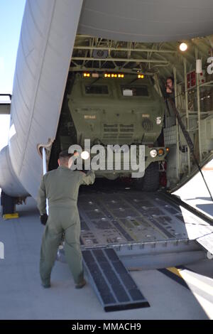 Das High Mobility Artillery Rocket System ist ein fahrbarer Mehrfachraketenwerfer, der auf einem Standard-Fahrgestell der US Army 5 Tonnen von mitteltaktischen Fahrzeugen montiert ist. Das Archivbild dokumentiert eine HIMARS des 3rd Battalion, 157th Field Artillery, die am 20. September 2017 auf ein Lockheed C-130 Hercules Flugzeug der 41st Airlift Squadron geladen wurde, um während des Exercise war Horse Strike nach Fort Carson zu gelangen. Stockfoto