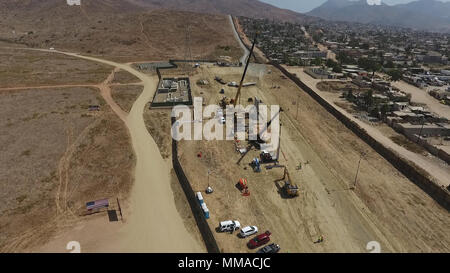 Eine Luftaufnahme von einer Baustelle in der Nähe der Otay Mesa Einfuhrhafen außerhalb von San Diego, Kalifornien, zeigt Besatzungen, die Grundlage für die Konstruktion von Prototypen der vorgeschlagenen Grenzmauer zwischen den Vereinigten Staaten und Mexiko Oktober 3, 2017. Us-amerikanischen Zoll- und Grenzschutzbehörden Foto Stockfoto