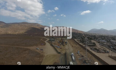 Eine Luftaufnahme von einer Baustelle in der Nähe der Otay Mesa Einfuhrhafen außerhalb von San Diego, Kalifornien, zeigt Besatzungen, die Grundlage für die Konstruktion von Prototypen der vorgeschlagenen Grenzmauer zwischen den Vereinigten Staaten und Mexiko Oktober 3, 2017. Us-amerikanischen Zoll- und Grenzschutzbehörden Foto Stockfoto