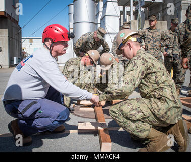 SAN FRANCISCO (Okt. 2010) 3, 2017) Patrick Gardner (rechts), pensionierter stellvertretender Leiter der Betriebe für San Francisco Feuerwehr und eines der Gründungsmitglieder von Nordkalifornien Rescue Training, erklärt Matrosen und Marines Traggerüst für städtische Suche und Rettung während der Flotte Woche San Francisco 2017. Flotte Woche stellt eine Gelegenheit für die amerikanische Öffentlichkeit ihre Marine, Marine Corps zu erfüllen, und Küstenwache team und America's Sea Service zu erleben. Flotte Woche San Francisco Marineangehörigen, Ausrüstung, Technologie und Fähigkeiten, mit einem Schwerpunkt auf humanitäre Hilfe ein Stockfoto