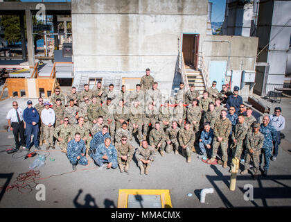 SAN FRANCISCO (Okt. 2010) 3, 2017) Matrosen und Marines posieren für ein Gruppenfoto mit Ausbilder mit San Francisco Feuerwehr und Nordkalifornien Rescue Training nach städtischen Suche und Rettung Training während der Flotte Woche San Francisco 2017. Flotte Woche stellt eine Gelegenheit für die amerikanische Öffentlichkeit ihre Marine, Marine Corps zu erfüllen, und Küstenwache team und America's Sea Service zu erleben. Flotte Woche San Francisco Marineangehörigen, Ausrüstung, Technologie und Fähigkeiten, mit einem Schwerpunkt auf humanitäre Hilfe und Katastrophenhilfe. (U.S. Marine Foto von Masse Comm Stockfoto